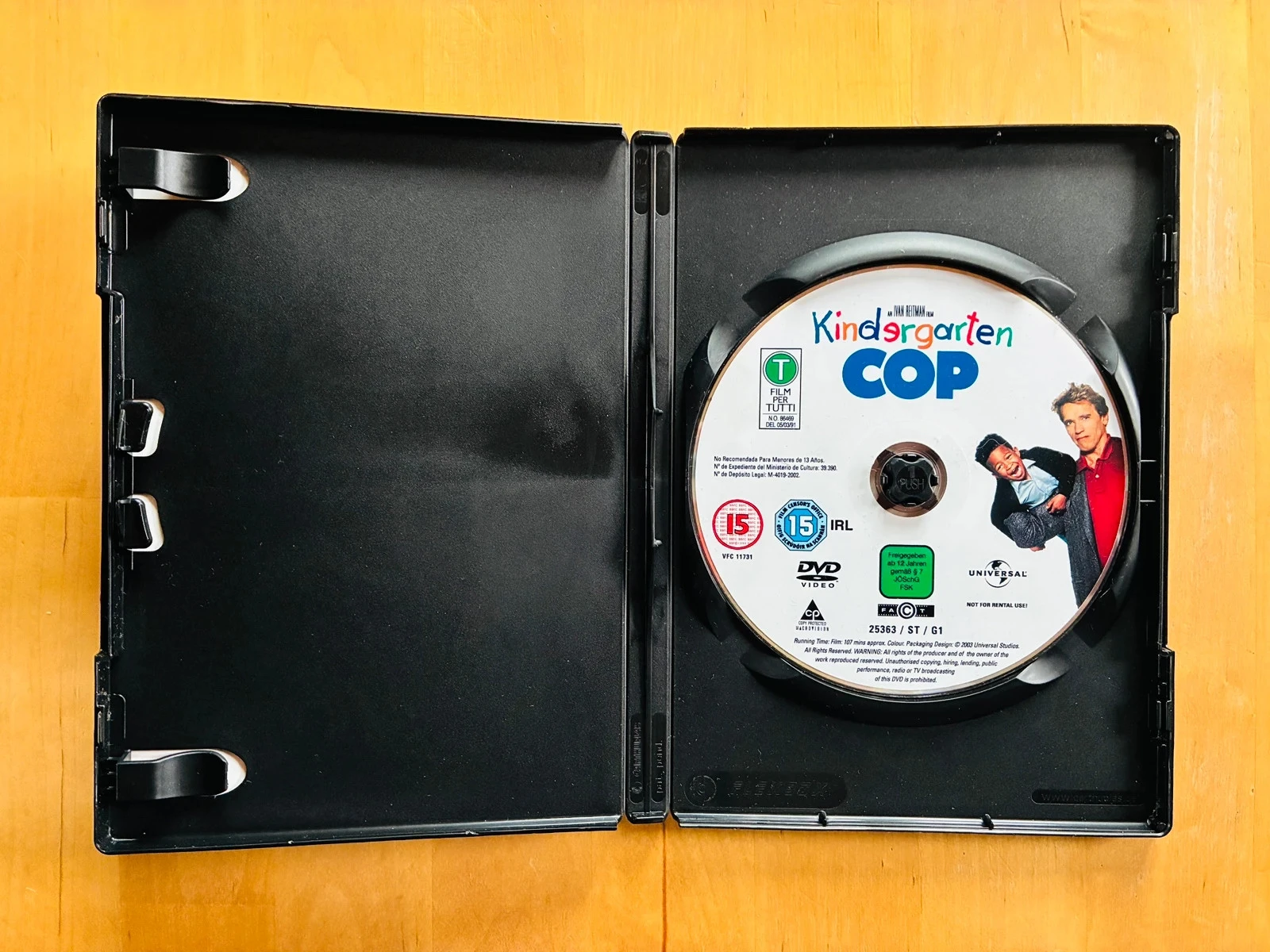 DVD Un policía en la guardería Arnold Schwarzenegger. – photo 2